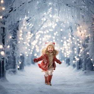 Puede incluir: Una niña con un abrigo rojo y un gorro blanco corre por un bosque nevado con luces brillantes colgadas entre los árboles.