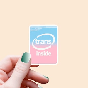 Könnte beinhalten: Ein rechteckiger Aufkleber mit einem blau-rosa Farbverlauf, der den weißen Text "trans inside" zeigt. Der Aufkleber hat einen weißen Rand und ein Leiterplattendesign oben.