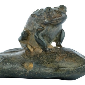 Bronze Frosch auf Stein Skulptur von der Pierre Chenet Gießerei Französische Bronze Statue Frosch Kunst Figurine Tier Kunst Statue Natur Dekoration