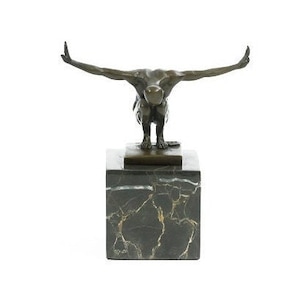 Bronze Skulptur von Männchen mit ausgestreckten Armen in Perfect Balans männliche Akt Statue Yoga Figur Bronze hockende männliche Skulptur Moderne Kunst Bild 1