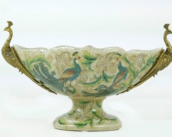 Grote porseleinen kom met pauw decoratie en gemonteerd met bronzen pauwen decoratieve plantenbak bronzen pauwen kunst verzamelbare fruitschaal
