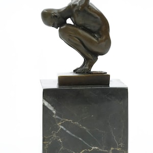 Bronze Skulptur von Männchen mit ausgestreckten Armen in Perfect Balans männliche Akt Statue Yoga Figur Bronze hockende männliche Skulptur Moderne Kunst Bild 6