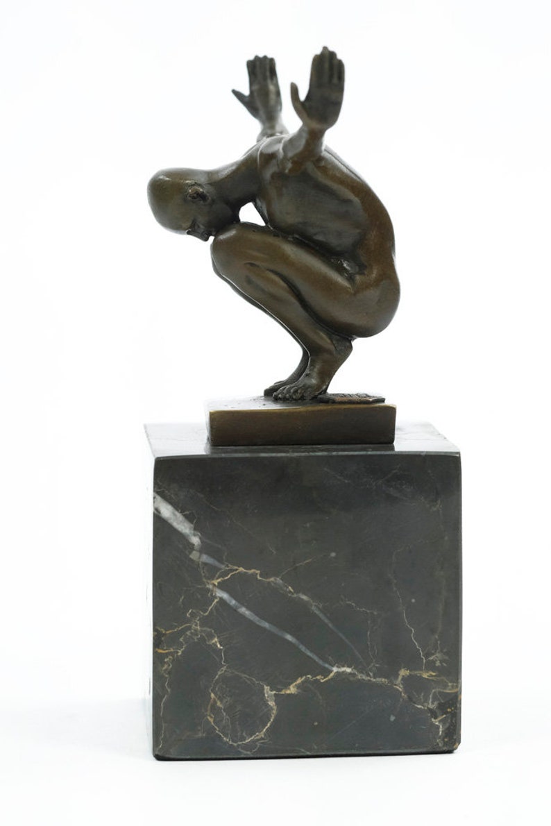 Bronze Skulptur von Männchen mit ausgestreckten Armen in Perfect Balans männliche Akt Statue Yoga Figur Bronze hockende männliche Skulptur Moderne Kunst Bild 6