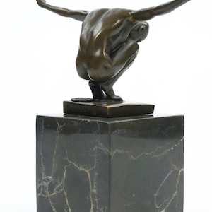 Bronze Skulptur von Männchen mit ausgestreckten Armen in Perfect Balans männliche Akt Statue Yoga Figur Bronze hockende männliche Skulptur Moderne Kunst Bild 4