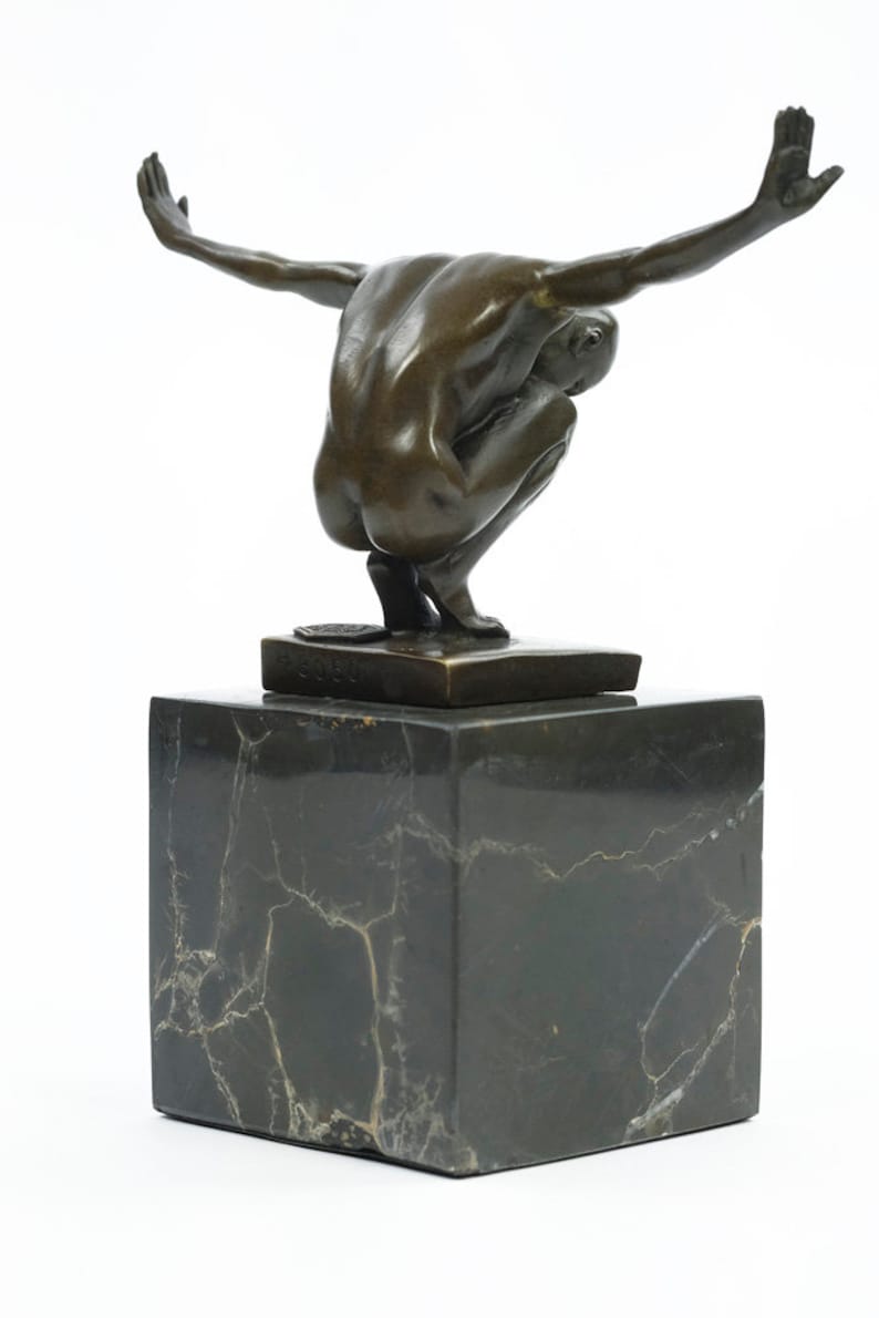 Bronze Skulptur von Männchen mit ausgestreckten Armen in Perfect Balans männliche Akt Statue Yoga Figur Bronze hockende männliche Skulptur Moderne Kunst Bild 4