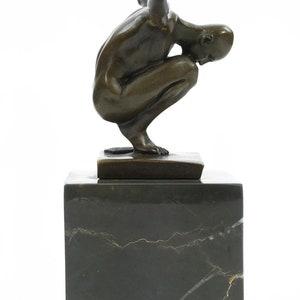 Bronze Skulptur von Männchen mit ausgestreckten Armen in Perfect Balans männliche Akt Statue Yoga Figur Bronze hockende männliche Skulptur Moderne Kunst Bild 3