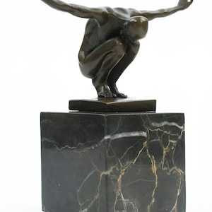 Bronze Skulptur von Männchen mit ausgestreckten Armen in Perfect Balans männliche Akt Statue Yoga Figur Bronze hockende männliche Skulptur Moderne Kunst Bild 2