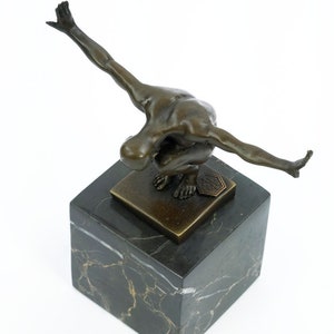 Bronze Skulptur von Männchen mit ausgestreckten Armen in Perfect Balans männliche Akt Statue Yoga Figur Bronze hockende männliche Skulptur Moderne Kunst Bild 8