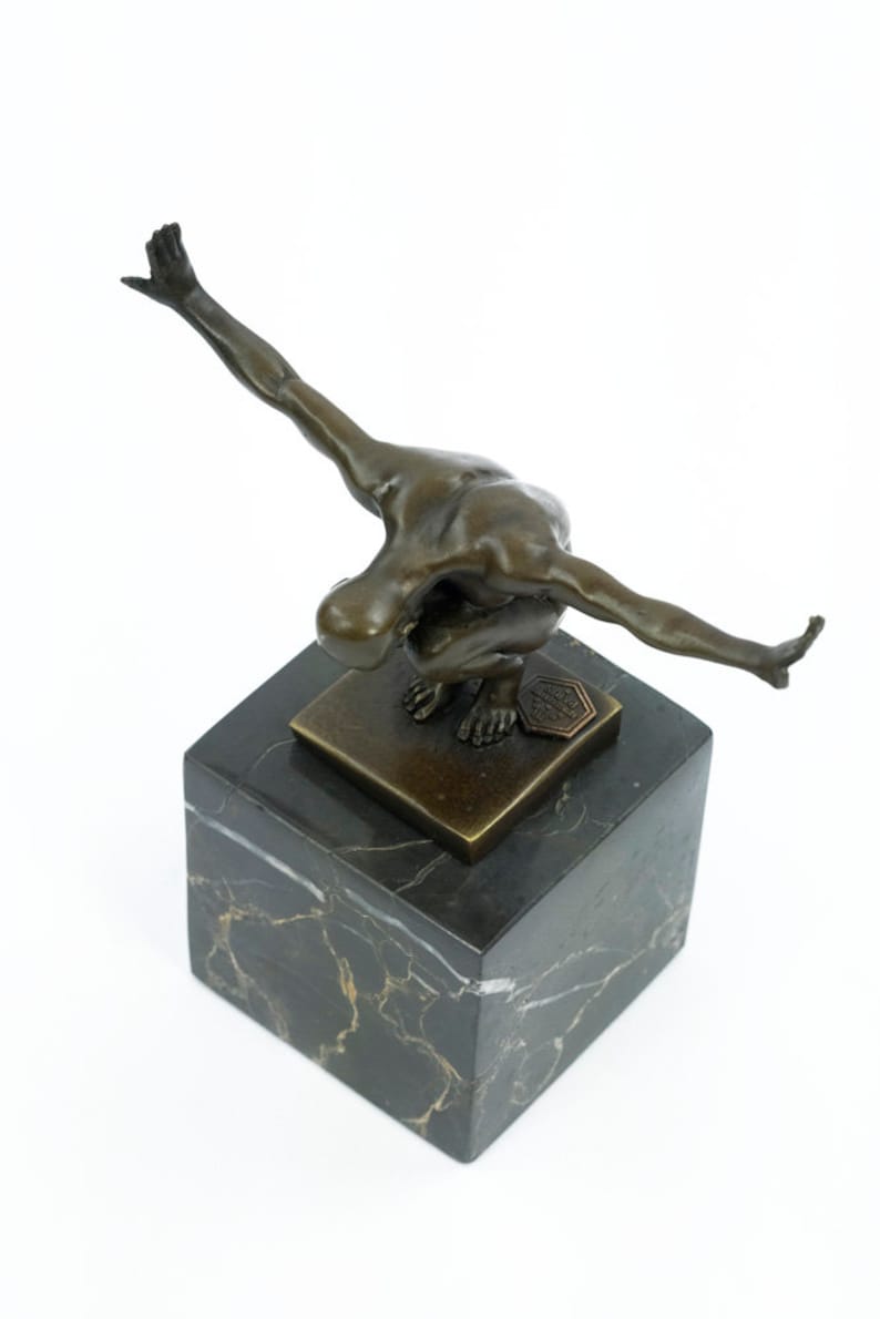 Bronze Skulptur von Männchen mit ausgestreckten Armen in Perfect Balans männliche Akt Statue Yoga Figur Bronze hockende männliche Skulptur Moderne Kunst Bild 8