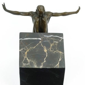 Bronze Skulptur von Männchen mit ausgestreckten Armen in Perfect Balans männliche Akt Statue Yoga Figur Bronze hockende männliche Skulptur Moderne Kunst Bild 10