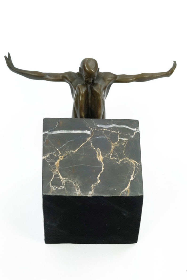 Bronze Skulptur von Männchen mit ausgestreckten Armen in Perfect Balans männliche Akt Statue Yoga Figur Bronze hockende männliche Skulptur Moderne Kunst Bild 10