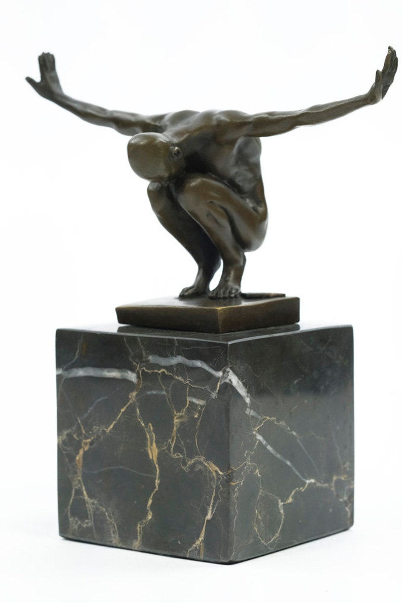 Bronze Skulptur von Männchen mit ausgestreckten Armen in Perfect Balans männliche Akt Statue Yoga Figur Bronze hockende männliche Skulptur Moderne Kunst Bild 7