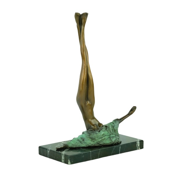 Moderne Bronze Skulptur einer Frau namens Camouflage nach Bruno Bruni Zeitgenössische Kunst Skulptur Bronze Weibliche Statue Moderne Dekoration