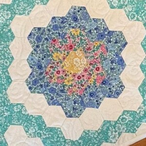 Patrón PDF para camino de mesa EPP, Jardín de flores de la abuela, Ideal para usar con retazos de tela, Ideal para usar con Jelly Roll