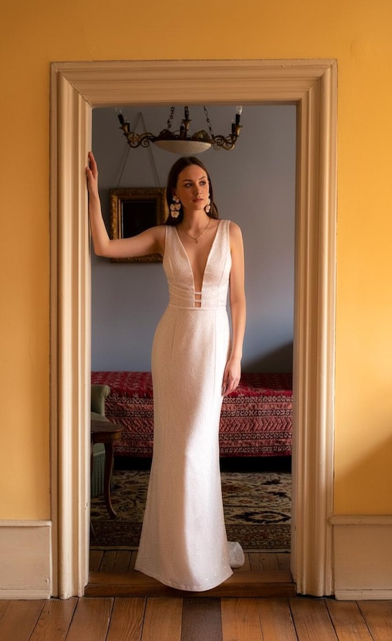 L I V, evening dress, wedding dress, maxi dress, tulle, dress with lace,  deep V, tight dress, dress with train, embroidered, ivory, black - Etsy  France