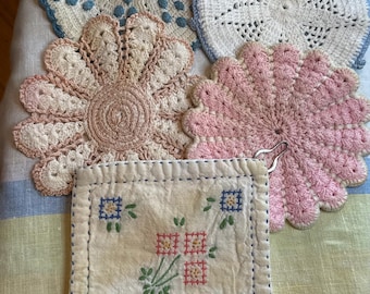 Lote de pegadores de panela vintage / 5 pegadores de panela rosa e azul / descansos de panela / suportes para panelas quentes