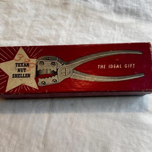 Vintage York Texan Nut Sheller original box / Pecan, English Walnuts, Brazil Nuts, Hazel Nuts and others, leaving nut meats whole