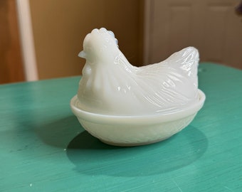 Vintage milk glass mini hen on nest / Trinket dish / Treasure box / Collectible milk glass