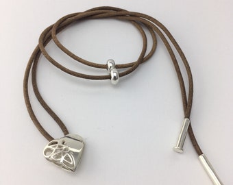 Handgefertigtes Herz aus Sterling Silber mit keltischem Knoten-Design und verstellbarem Schiebeverschluss aus Sterling Silber.