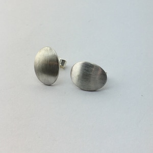 Brincos de pino curvos ovais feitos à mão em prata esterlina com acabamento fosco.