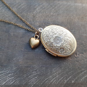 Photo Necklace Medallion Necklace Reminder Medallion Necklace Vintage Family Medallion Necklace Vintage necklace with medallion Medallion Photo Necklace