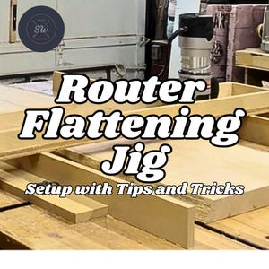 Könnte beinhalten: Eine Holzbearbeitungslehre zum Glätten von Holz mit einer Oberfräse. Die Lehre besteht aus Holz und hat einen Fräser daran befestigt. Der Text "Router Flattening Jig Setup with Tips and Tricks" ist auf dem Bild zu sehen.