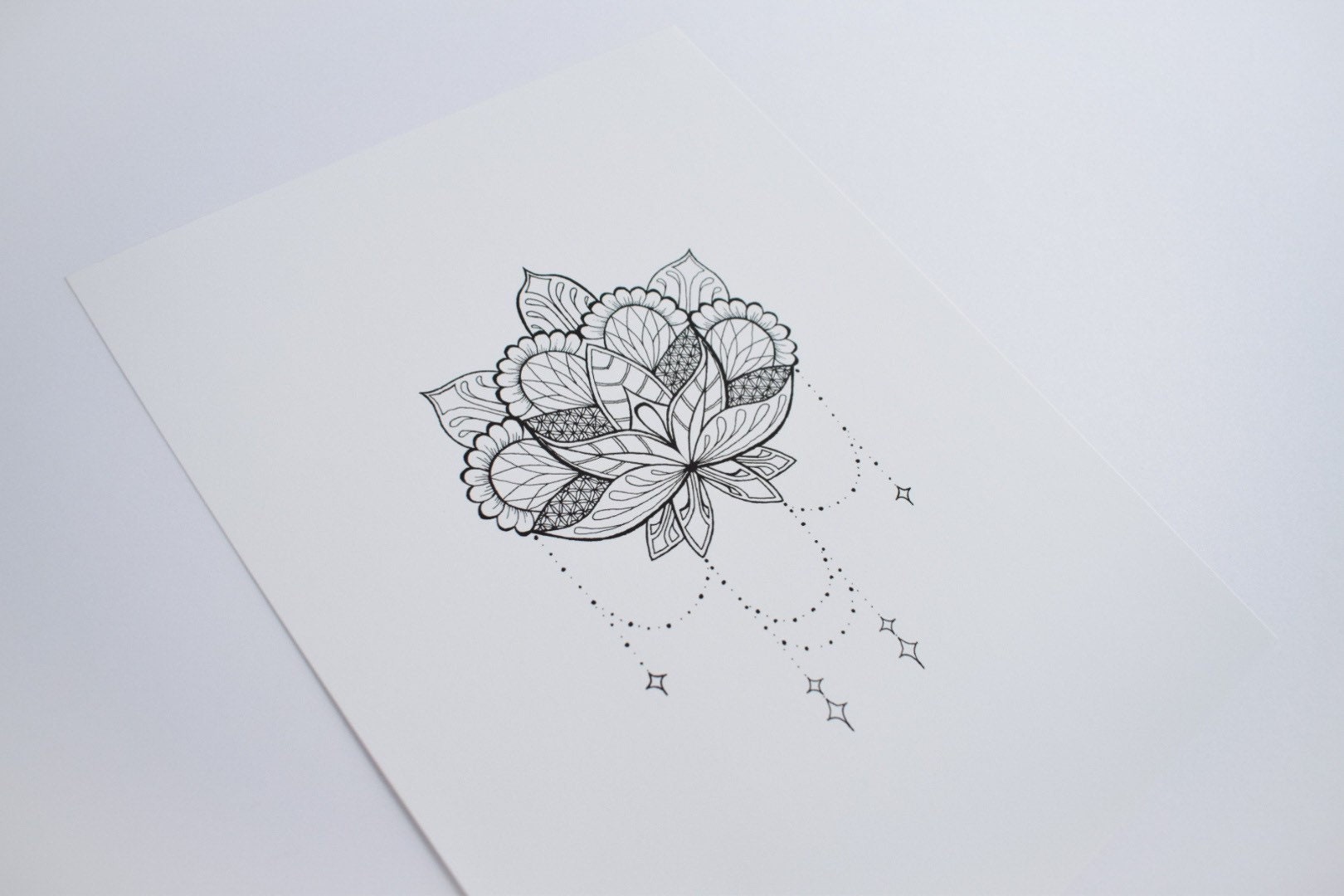 Flor · loto · tatuaje · magia · símbolo · impresión - ilustración vectorial  © barsrsind (#8474431)