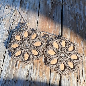 ORECCHINI MANDALA, pizzo chiacchierino di lino, pelle di renna, lavorazione Sami, argento sterling, perla centrale, pronta per la spedizione, confezione regalo e biglietto