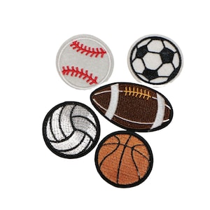 Puede incluir: Cinco parches bordados para planchar de diferentes pelotas de deporte: béisbol, fútbol, balón de rugby, voleibol y baloncesto. Los parches son blancos, negros, marrones y naranjas.