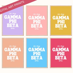 Peut inclure: Six impressions d'art numérique avec un fond blanc et le texte "in my GAMMA PHI BETA era" dans une police rétro. Les impressions sont de différentes couleurs, notamment le violet, le rose, le jaune, la pêche, le bleu et le rouge.