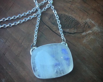 De hangkettingketting van de maansteen