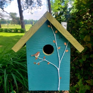 Rustic birdhouse, tourqoise and choice of green or tan roof with hand-painted birds, nice garden accent. Easy clean out Green roof