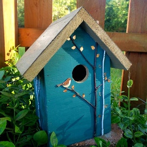 Rustic birdhouse, tourqoise and choice of green or tan roof with hand-painted birds, nice garden accent. Easy clean out Tan roof