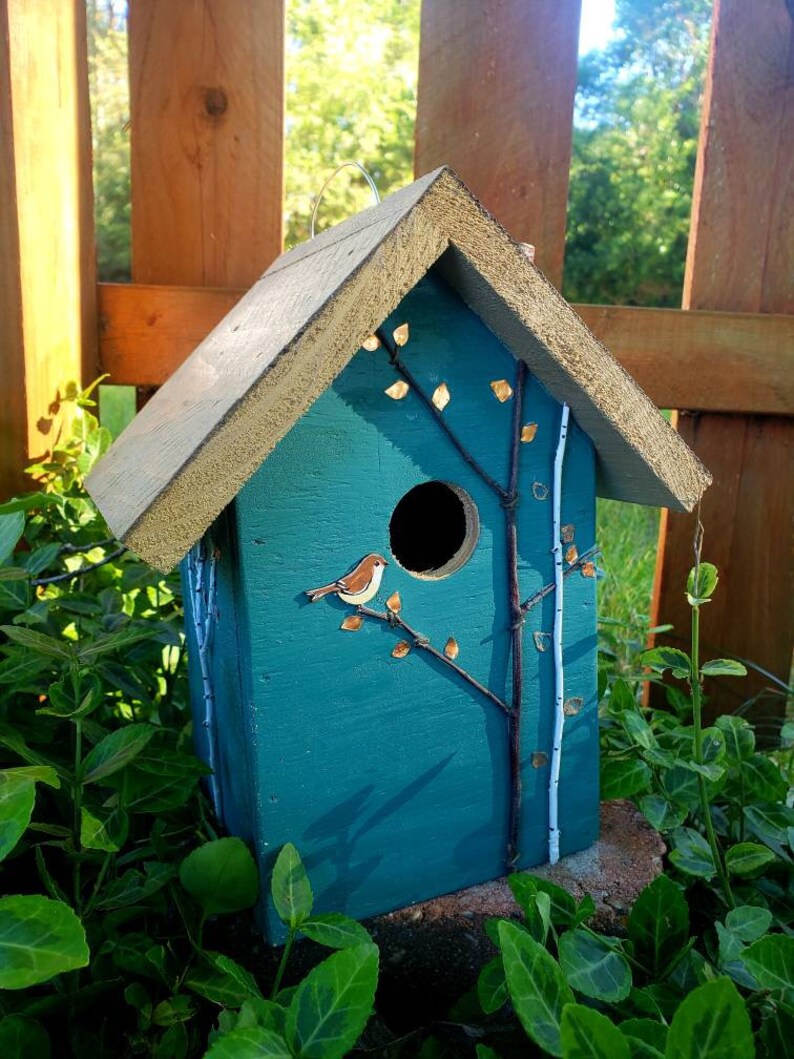 Rustic birdhouse, tourqoise and choice of green or tan roof with hand-painted birds, nice garden accent. Easy clean out Tan roof