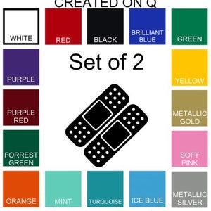 Puede incluir: Un conjunto de dos calcoman&iacute;as de vinilo negro en forma de curitas. Las calcoman&iacute;as est&aacute;n disponibles en una variedad de colores, que incluyen blanco, rojo, negro, azul, verde, morado, amarillo, naranja, menta, turquesa, azul hielo y plateado.