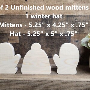 Puede incluir: Conjunto de dos mitones de madera sin terminar y un gorro de invierno de madera. Los mitones miden 13,3 cm por 10,8 cm por 1,9 cm. El gorro mide 13,3 cm por 12,7 cm por 1,9 cm.