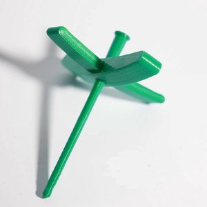 Peut inclure: Une roue &agrave; filer en bois vert avec un seul fuseau. La roue est con&ccedil;ue pour filer de la laine.