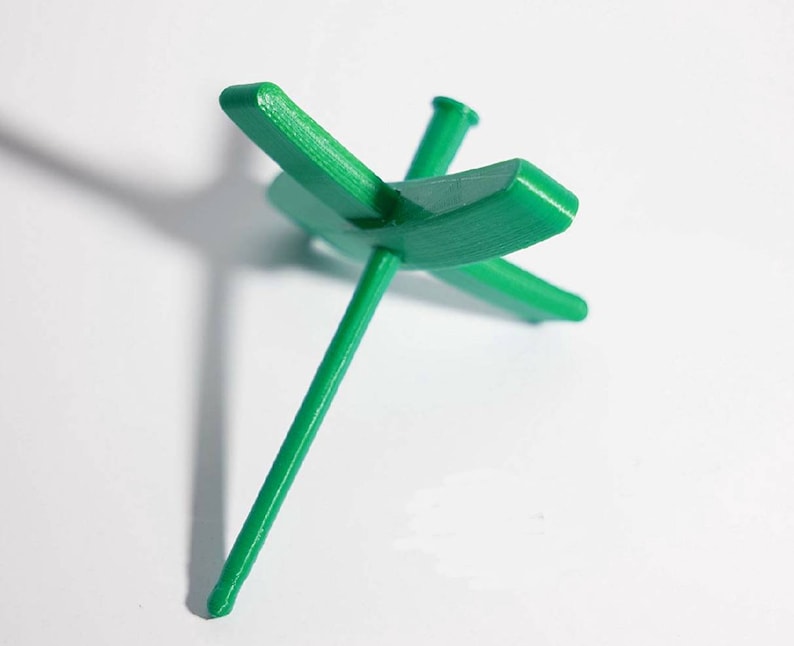 Peut inclure: Une roue &agrave; filer en bois vert avec un seul fuseau. La roue est con&ccedil;ue pour filer de la laine.