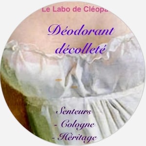Peut inclure: Image circulaire avec le texte "Le Labo de Cléop" en haut, et "Déodorant décolleté" au centre. En dessous, le texte indique "Senteurs - Cologne - Héritage". L'image montre un vêtement blanc.