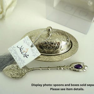 Scatola portaconfetti per matrimonio unica con etichetta personalizzata e nappa