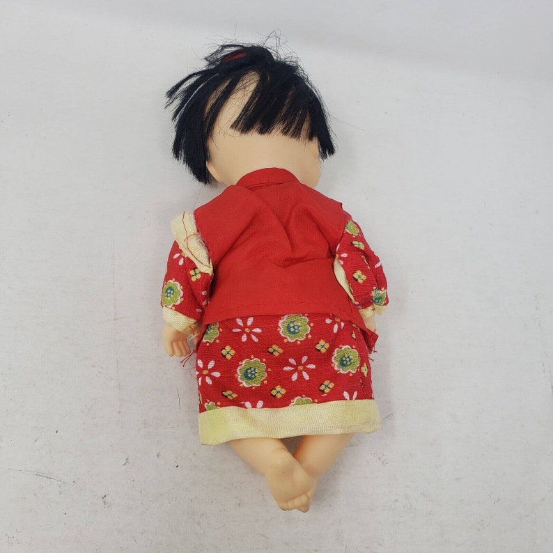 Boneca infantil japonesa vintage Ichimatsu de 25 cm com quimono vermelho, vestida com traje étnico, feita de vinil e plástico, da era Showa, meados do século XX. imagem 2