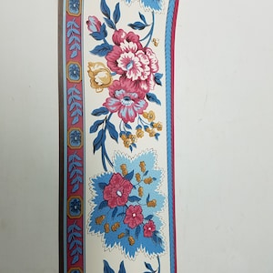 Tapeta Vintage Waverly Vintage Floral, bordiura 562852 F. Schumacher Wyprodukowano w USA, kolor kolonialny, niebieski, różowo-różowy, kod UPC 082327530057