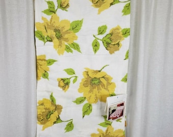 Peut inclure: Tissu blanc avec un motif de grandes fleurs jaunes et de feuilles vertes. Le tissu a une bordure à volants jaune en bas. Une étiquette est attachée. Il s'agit probablement d'un textile vintage.