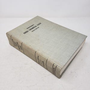 Könnte beinhalten: Ein graues Hardcover-Buch mit dem Titel "Schneider's Ohio Criminal Code Police Edition".