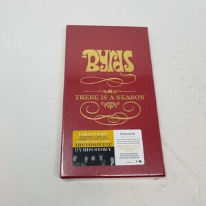 Könnte beinhalten: Rote Box-Set mit goldener Beschriftung für das Byrds-Album "There Is A Season: Take Flight with the Ultimate American Rock Band for the First Time - The Complete Byrds Story".