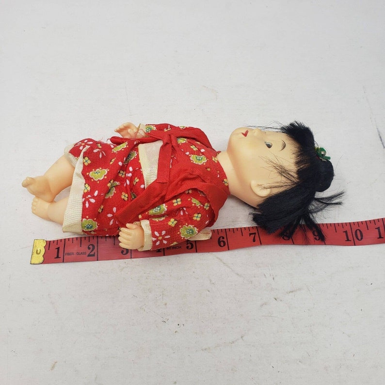 Boneca infantil japonesa vintage Ichimatsu de 25 cm com quimono vermelho, vestida com traje étnico, feita de vinil e plástico, da era Showa, meados do século XX. imagem 3