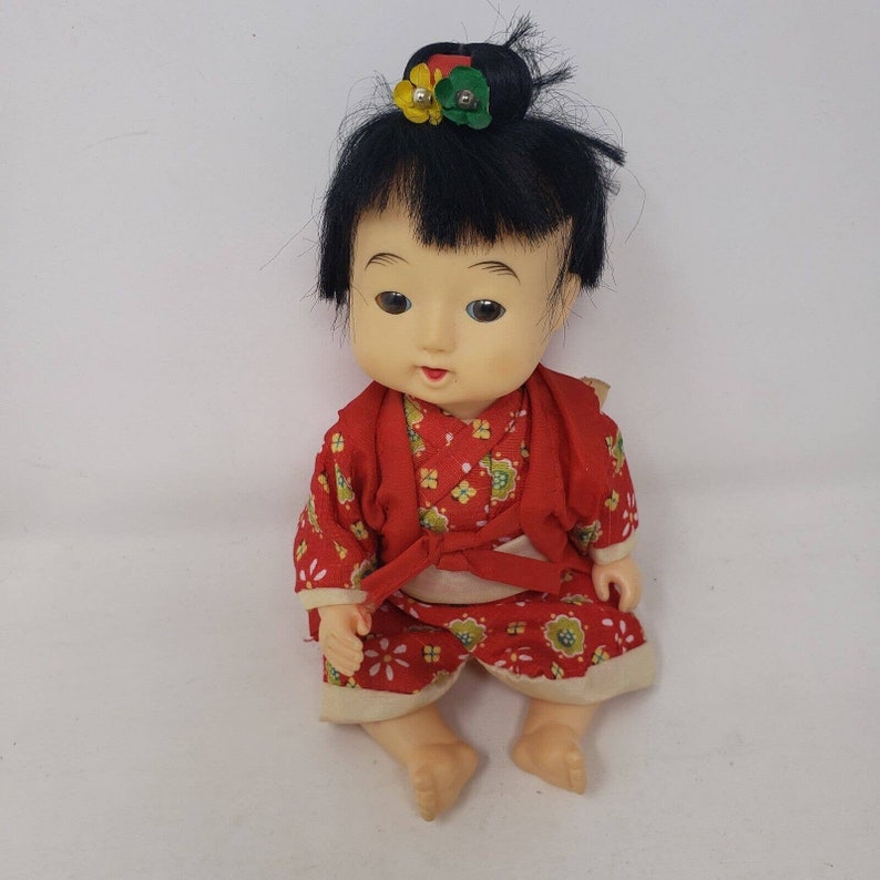 Boneca infantil japonesa vintage Ichimatsu de 25 cm com quimono vermelho, vestida com traje étnico, feita de vinil e plástico, da era Showa, meados do século XX. imagem 1