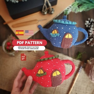 Puede incluir: Patrón PDF para tejer una tetera amigurumi. El patrón incluye instrucciones para hacer dos teteras, una azul y una roja, con lunares blancos y un diseño de casa. El patrón está disponible en inglés y español.