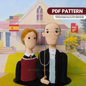 Puede incluir: Muñecos amigurumi de ganchillo que representan la icónica pintura American Gothic. Los muñecos presentan ropa y rasgos faciales detallados, uno de ellos sosteniendo una horca. La imagen incluye el texto "PDF PATTERN" y banderas.
