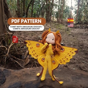 Puede incluir: Muñeca Amigurumi de polilla cometa hecha a mano con ganchillo, con cuerpo y alas amarillas, detalles marrones y tono de piel claro. La muñeca tiene cabello castaño y está posada sobre un tronco. Incluye el texto "PDF PATTERN".